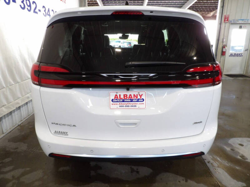 2027 Chrysler Pacifica Select