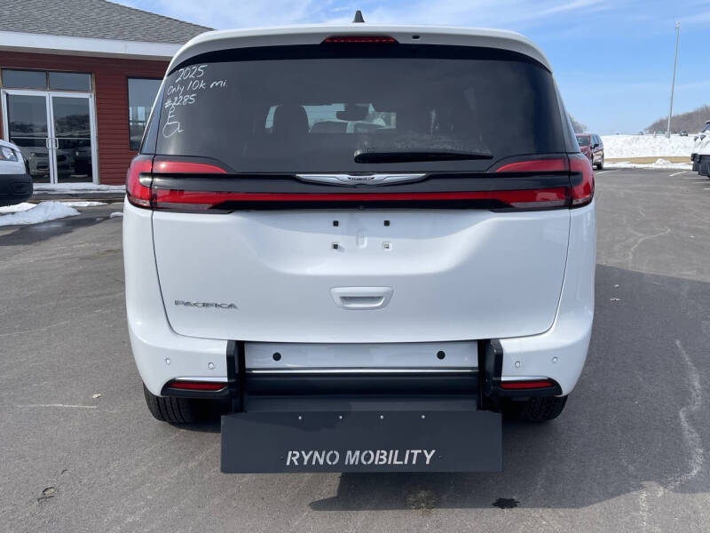 2025 Chrysler Pacifica Select