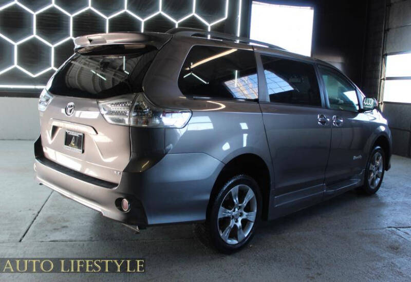 2013 Toyota Sienna SE 8-Passenger