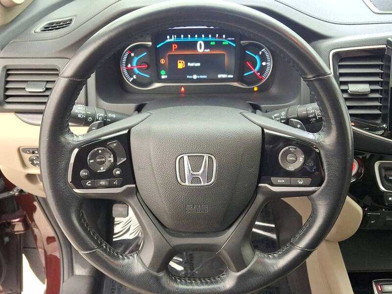 2019 Honda Pilot Touring w/Rear Captain's Chairs