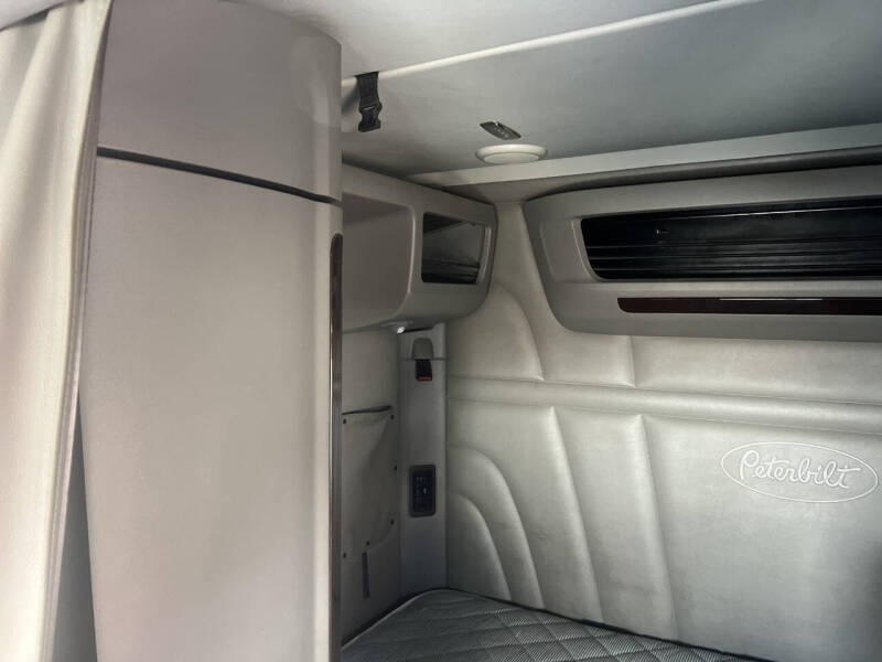 2017 Peterbilt 579