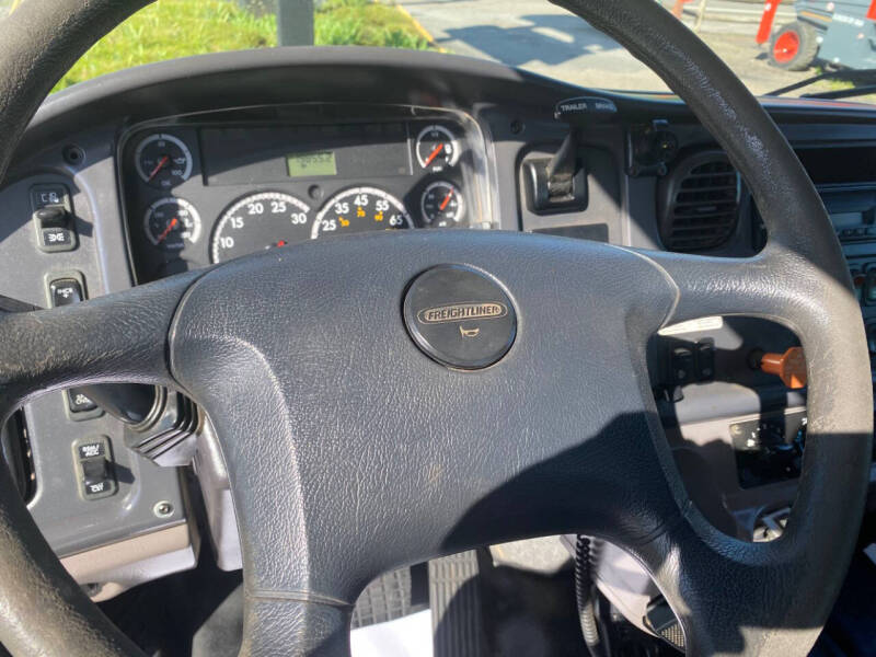 2009 Freightliner M2 106