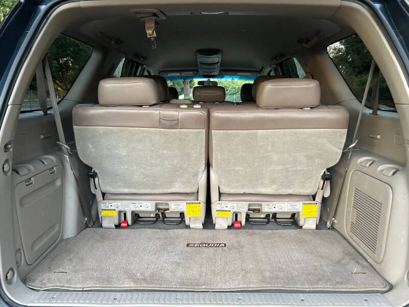 2005 Toyota Sequoia SR5