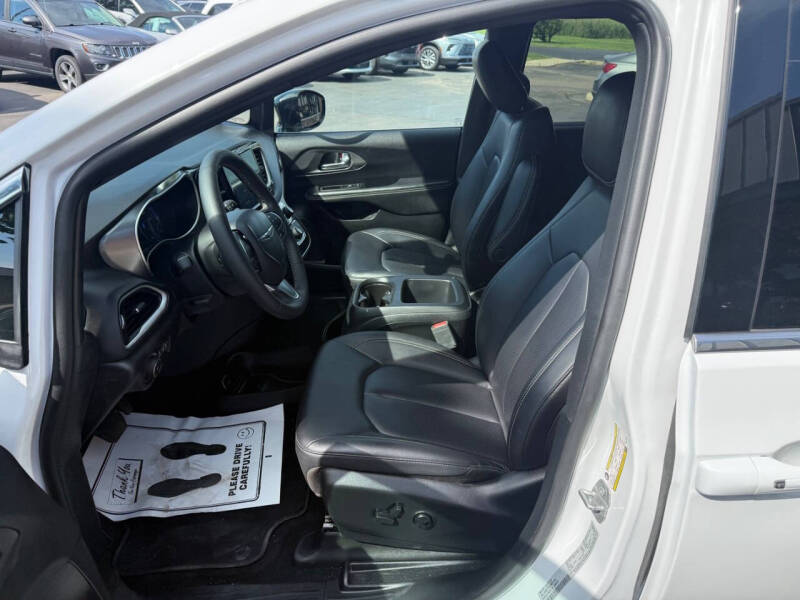 2025 Chrysler Pacifica Select