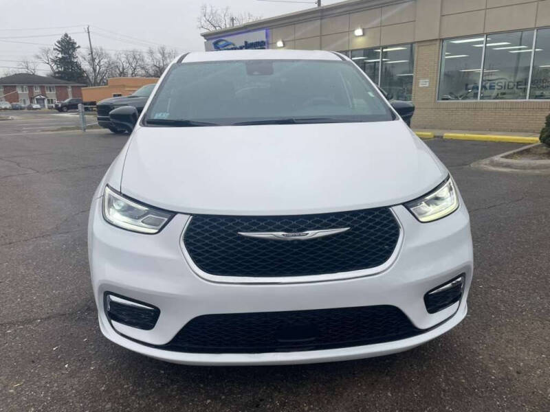 2025 Chrysler Pacifica Select