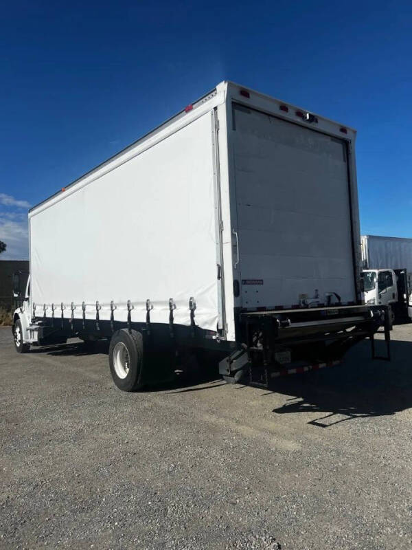 2018 Freightliner M2 106