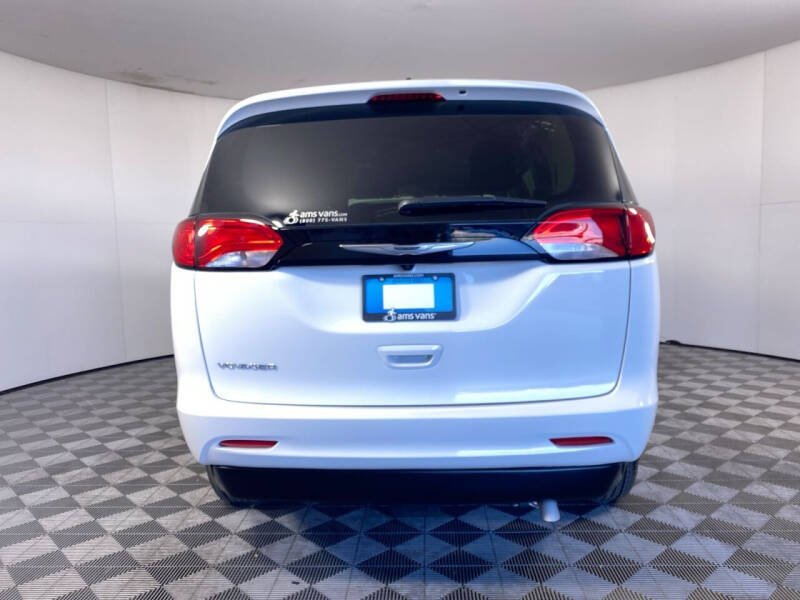 2024 Chrysler Voyager LX