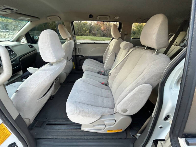 2013 Toyota Sienna LE 8-Passenger