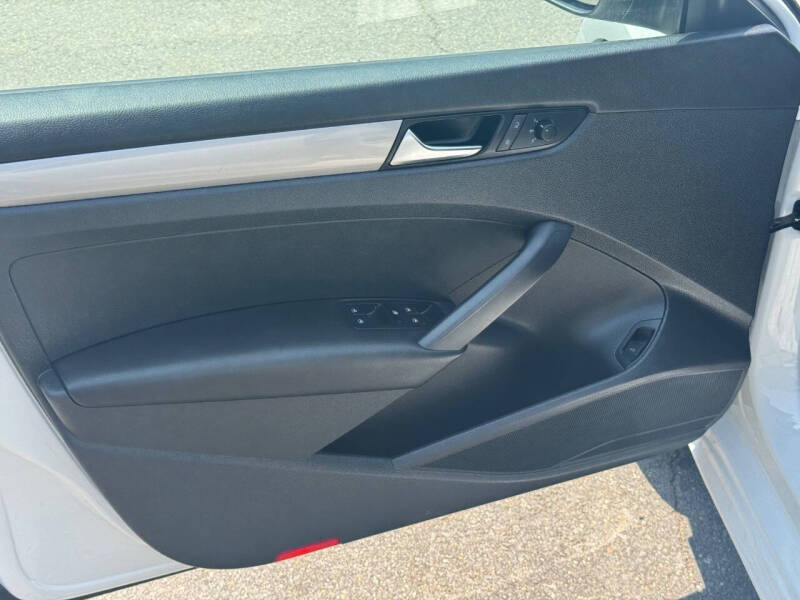 2014 Volkswagen Passat 1.8T S PZEV