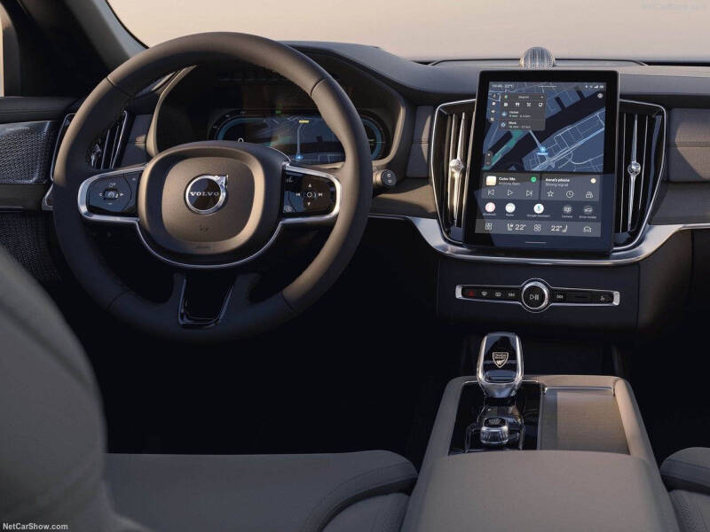 2025 Volvo XC90 B5 Core Bright Theme