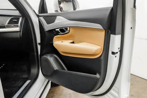 2017 Volvo XC90 T6 Momentum