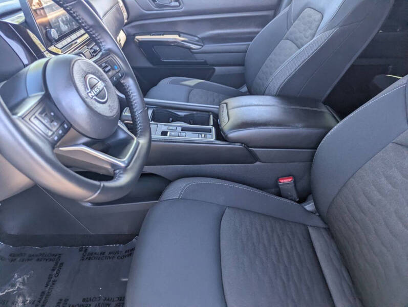 2025 Nissan Pathfinder SV