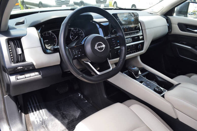 2022 Nissan Pathfinder SL