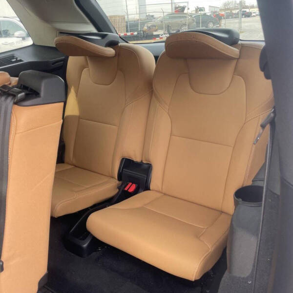 2016 Volvo XC90 T8 eAWD Momentum