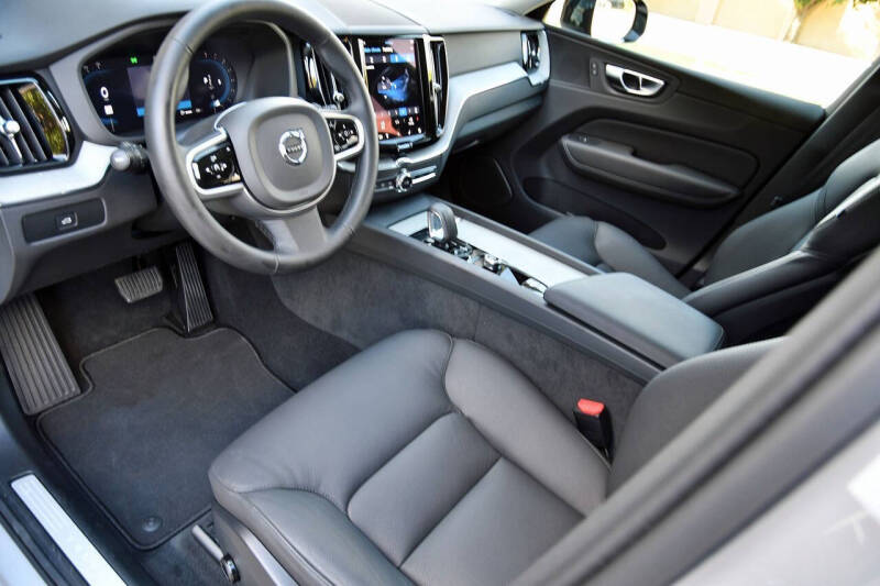 2025 Volvo XC60 B5 Plus Dark Theme