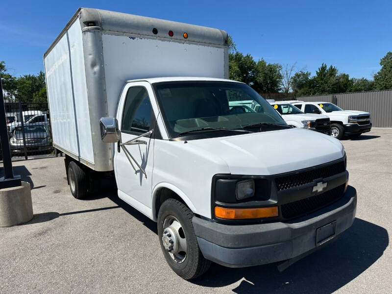 2003 Chevrolet Express LS's photo