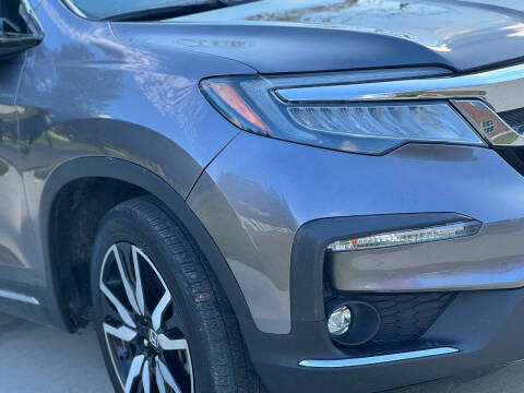 2022 Honda Pilot Touring w/Rear Captain's Chairs