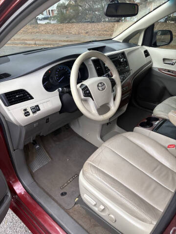 2014 Toyota Sienna XLE 7-Passenger Auto Access Seat