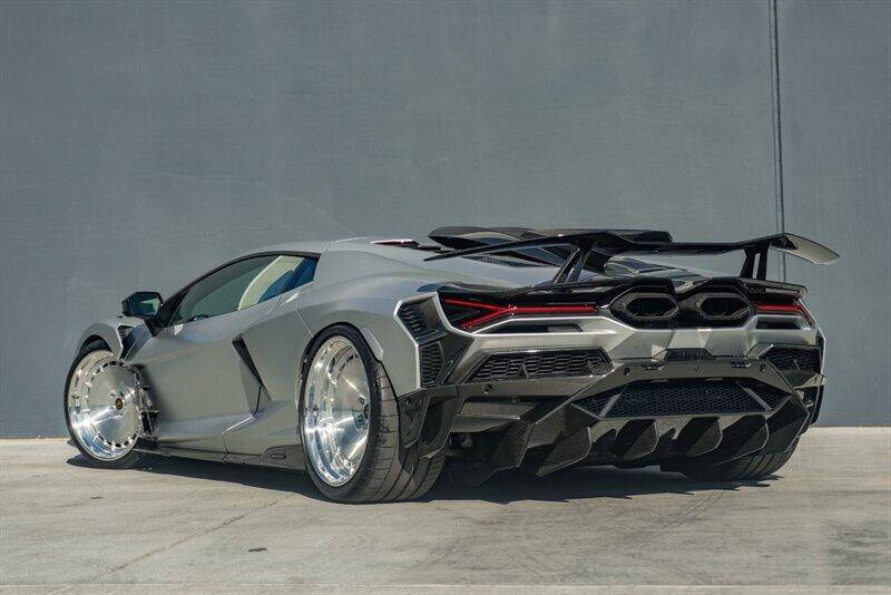 2024 Lamborghini Revuelto
