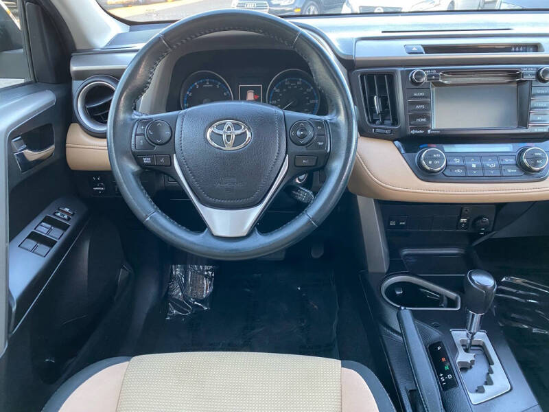 2017 Toyota RAV4 XLE photo 14