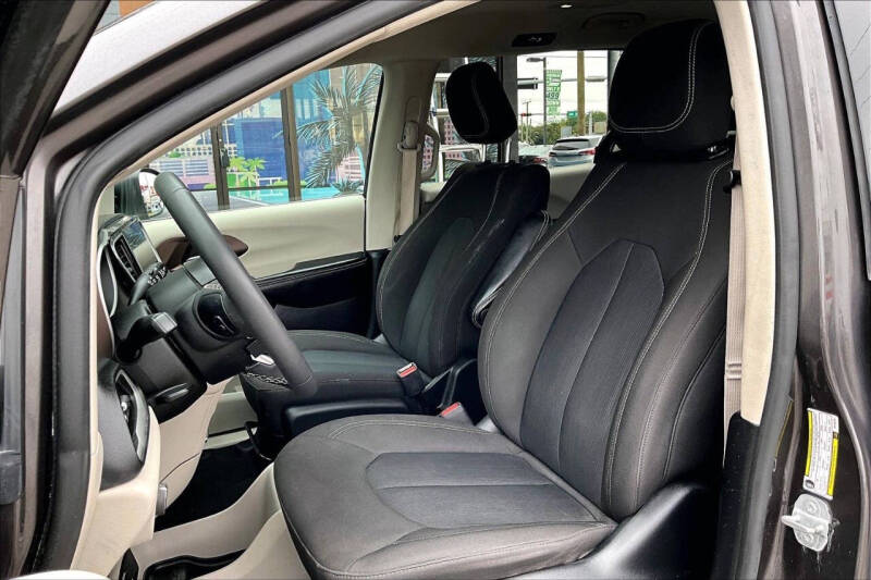 2022 Chrysler Voyager LX