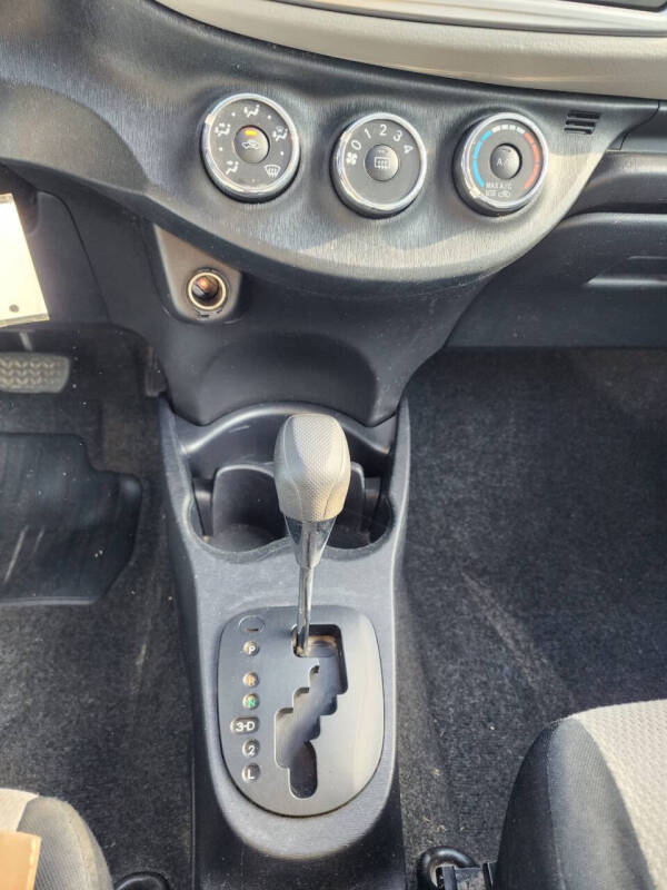 2012 Toyota Yaris 5-Door LE