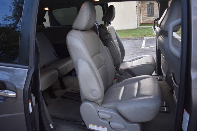 2015 Toyota Sienna XLE photo 22