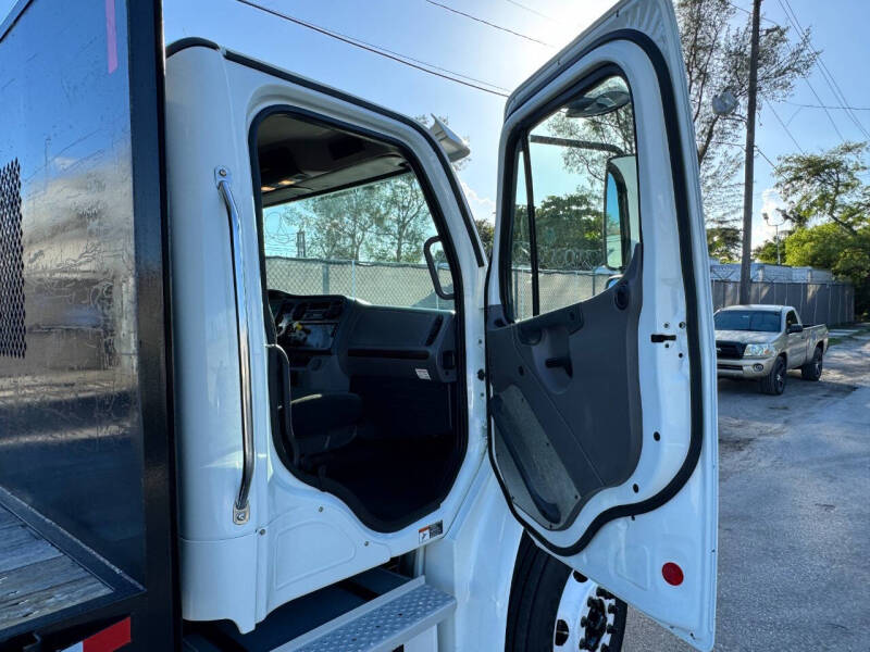 2017 Freightliner M2 106