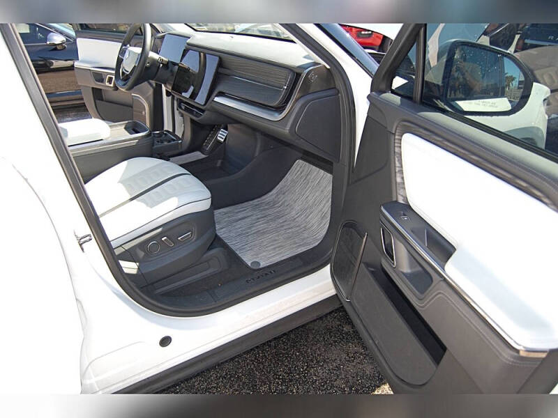 2023 Rivian R1S Adventure