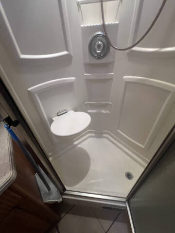 2007 Winnebago Adventurer