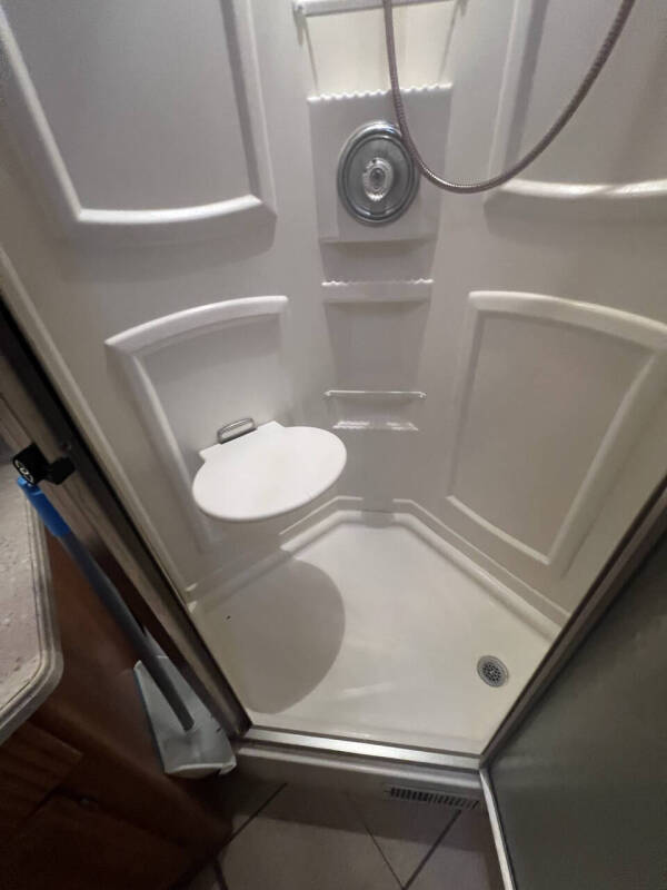 2007 Winnebago Adventurer