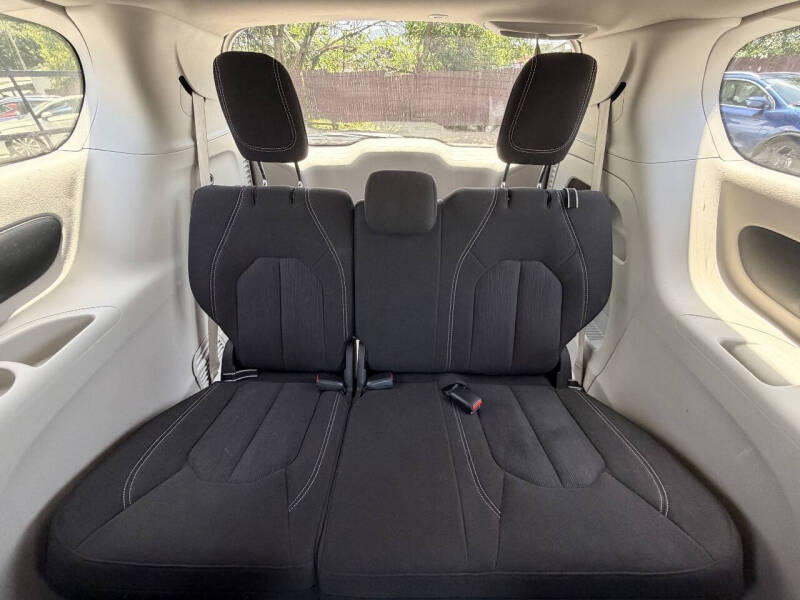 2023 Chrysler Voyager LX