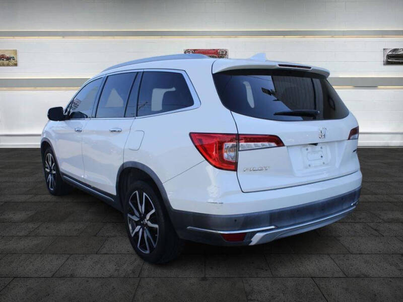 2019 Honda Pilot Touring w/Rear Captain's Chairs