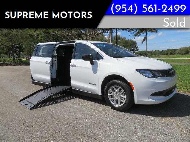 2025 Chrysler Voyager LX's photo