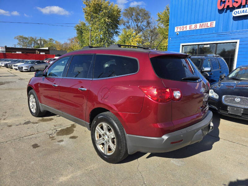 2010 Chevrolet Traverse 2LT photo 3