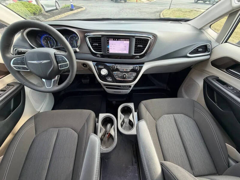 2022 Chrysler Voyager LX