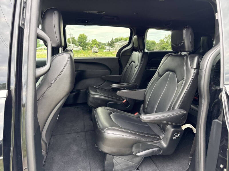 2025 Chrysler Voyager LX