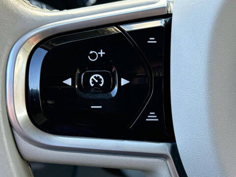 2017 Volvo XC90 T6 Momentum