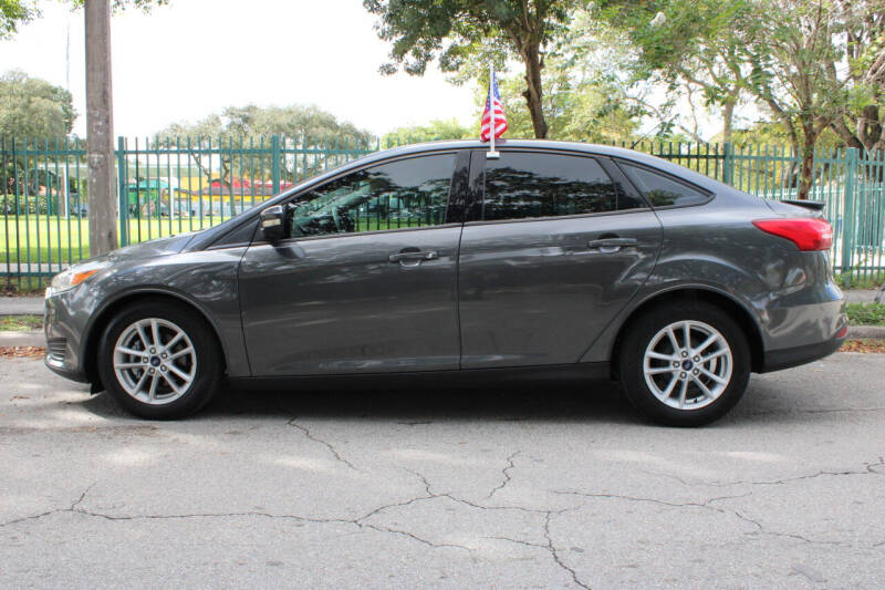 2017 Ford Focus SE photo 12