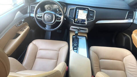 2017 Volvo XC90 T6 Momentum