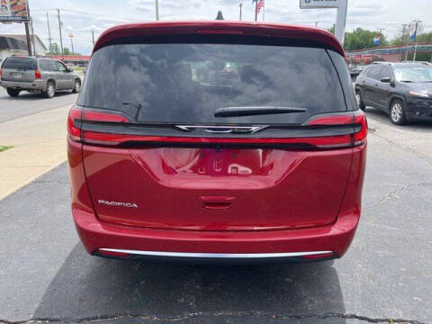 2027 Chrysler Pacifica Select
