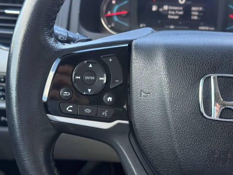 2021 Honda Pilot Touring w/Rear Captain's Chairs