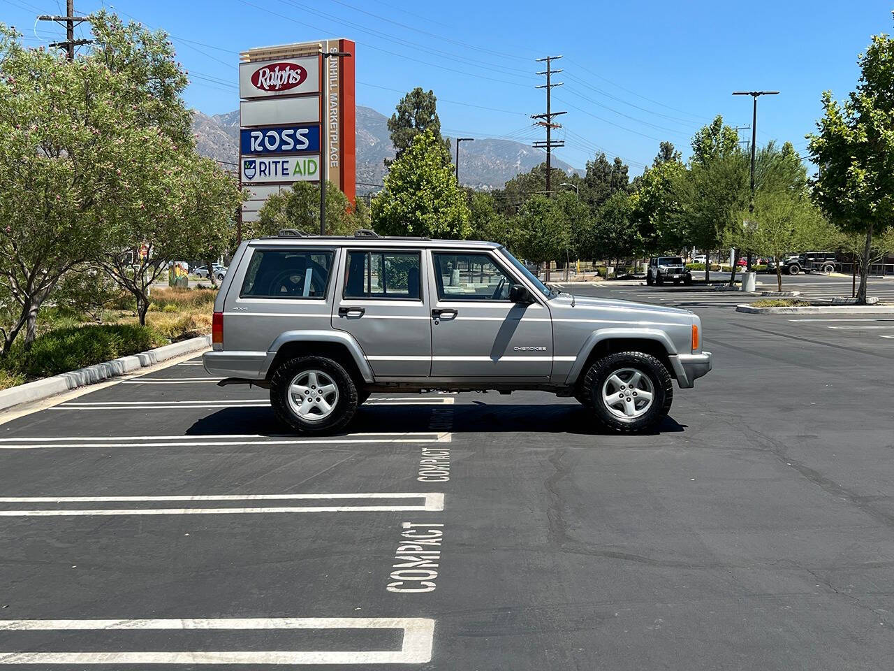 2000 Jeep Cherokee for sale at R&G Auto Sales in Tujunga, CA