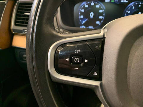 2022 Volvo XC90 T6 Momentum 7-Passenger