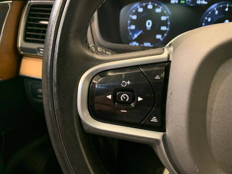 2022 Volvo XC90 T6 Momentum 7-Passenger