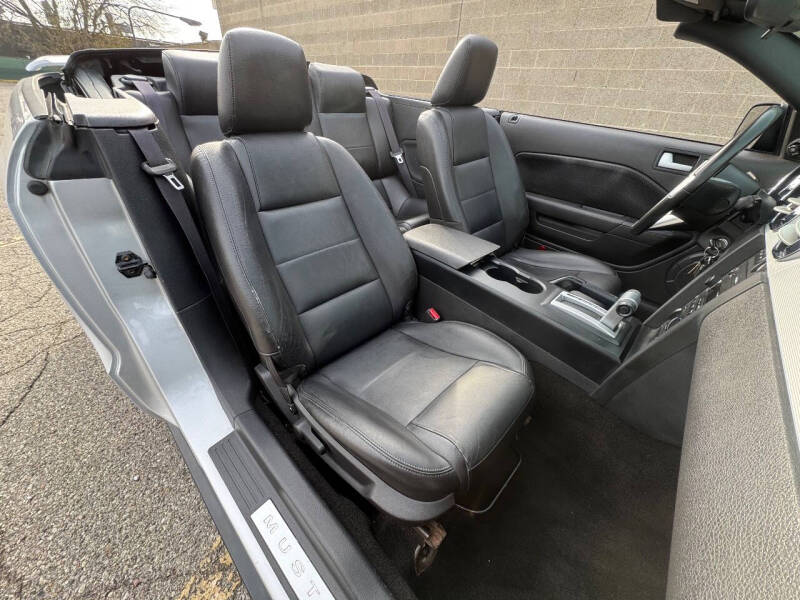 2005 Ford Mustang V6 Deluxe