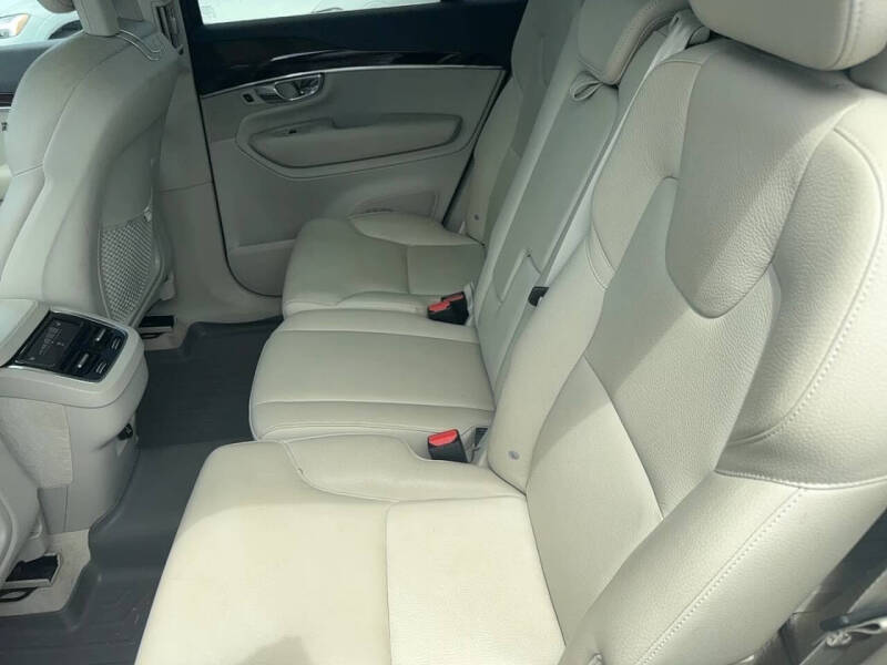 2016 Volvo XC90 T6 Momentum