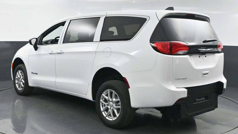 2025 Chrysler Voyager LX