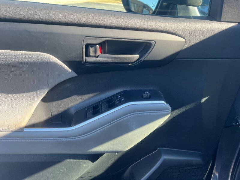 2021 Toyota Highlander LE