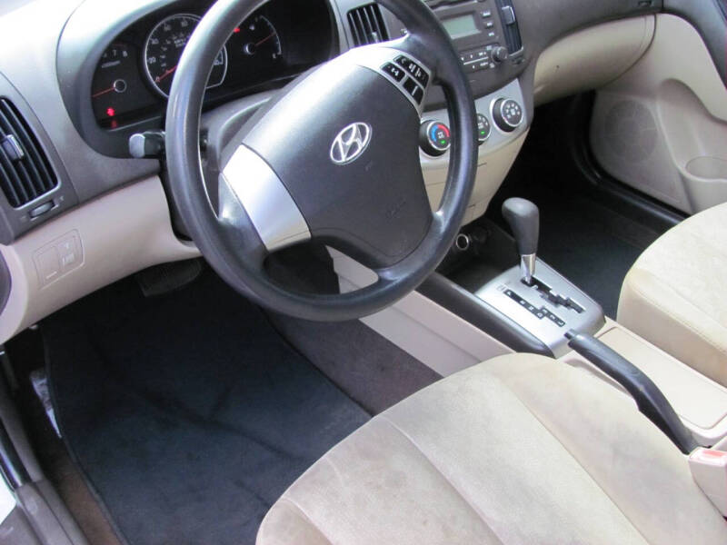 2010 Hyundai Elantra GLS photo 12